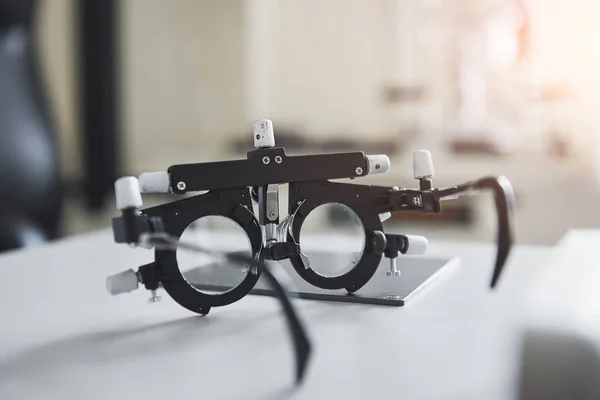 Ειδική Συσκευή Οφθαλμίατρος Στο Τραπέζι Όμορφο Λευκό Δωμάτιο — Φωτογραφία Αρχείου