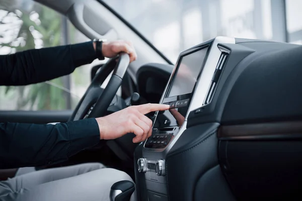 Vista Cerca Joven Conduciendo Coche Empieza Viaje Negocios Prueba Conducir — Foto de Stock