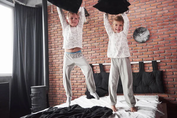 Freche Kinder Inszenierten Eine Kissenschlacht Auf Dem Bett Schlafzimmer Sie — Stockfoto