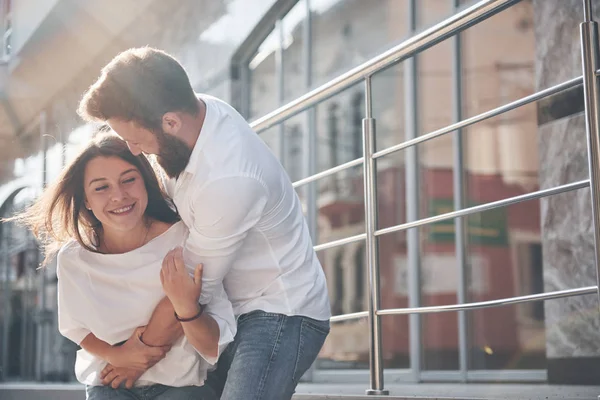 Ritratto Una Bella Giovane Coppia Che Sorride Insieme — Foto Stock