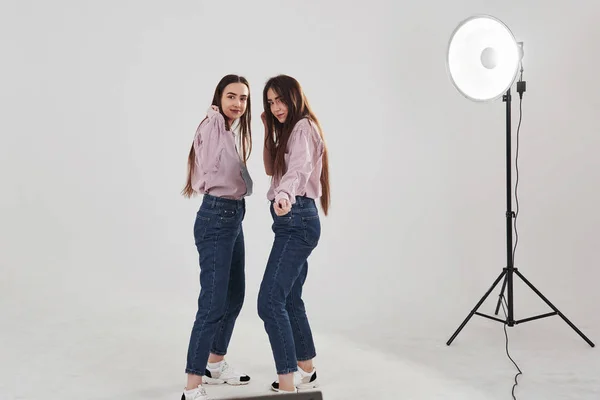 Éclairage Professionnel Deux Sœurs Jumelles Debout Posant Dans Studio Avec — Photo
