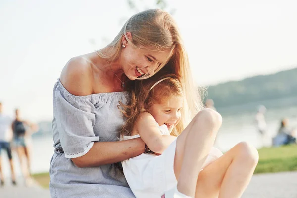 Uściski Łaskotki Zdjęcie Młodej Matki Jej Córki Bawiących Się Dobrze — Zdjęcie stockowe