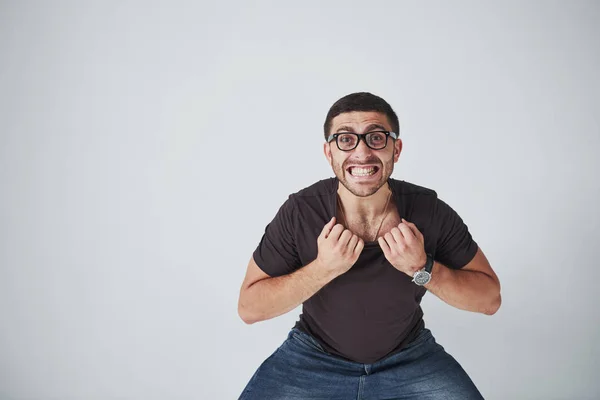 Homem Emocional Roupas Casuais Com Óculos Mantém Pelo Colarinho Uma — Fotografia de Stock