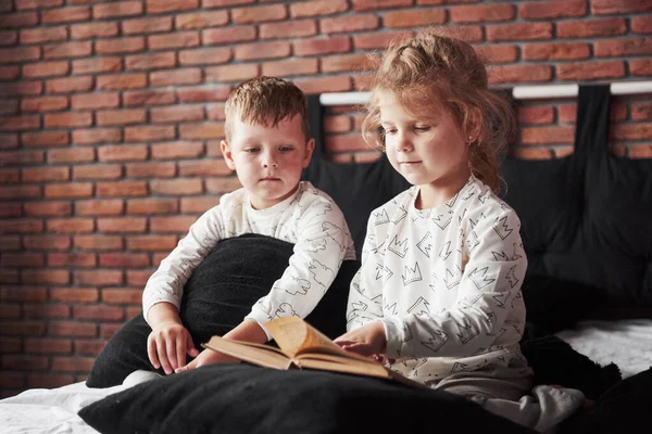 Due Bambini Trovano Grande Letto Leggono Libro Interessante Sono Vestiti — Foto Stock