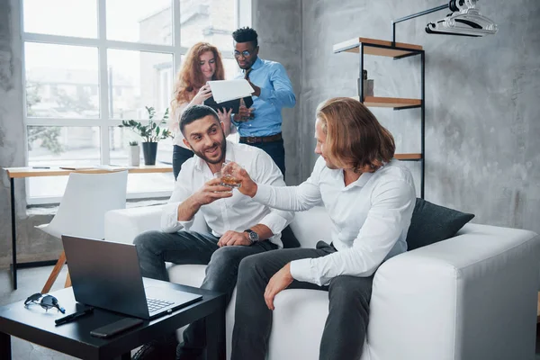 Colpito Business Gruppo Impiegati Multirazziali Abiti Formali Che Parlano Compiti — Foto Stock