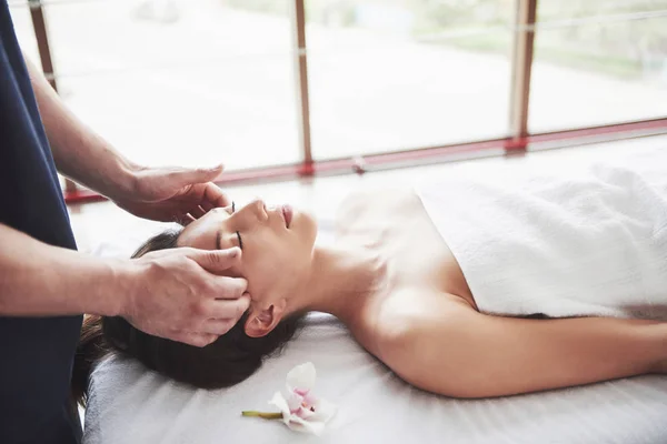 Jovem Mulher Bonita Relaxando Rosto Massagem — Fotografia de Stock