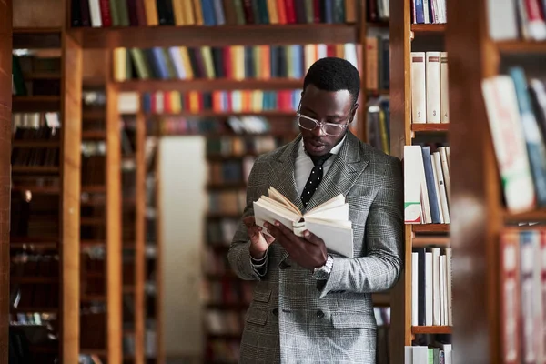 Afroamerikan Kostym Står Ett Bibliotek Läsesalen — Stockfoto