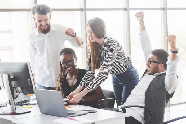 Parece Que Ganamos Trabajadores Del Equipo Sonriendo Levantando Las Manos — Foto de Stock