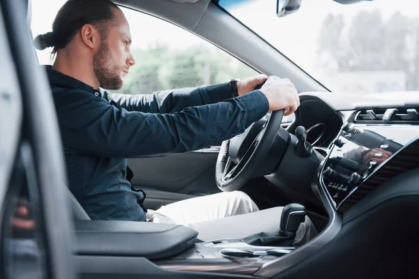 Fiducioso Giovane Uomo Affari Seduto Volante Della Sua Nuova Auto — Foto Stock