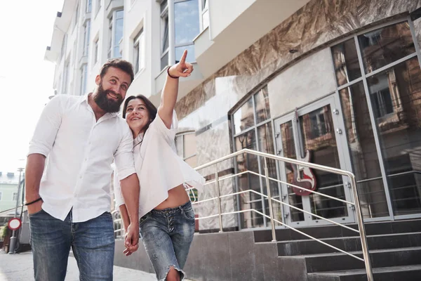 Genç Neşeli Bir Çift Güneşli Bir Günde Eğleniyor — Stok fotoğraf