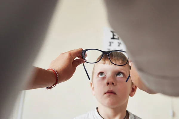 Doktor Görüşü Için Çocuğa Yeni Siyah Gözlük Veriyor — Stok fotoğraf