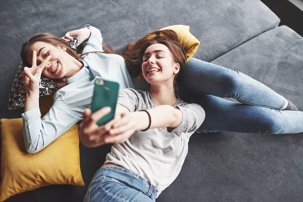Dos Hermanas Gemelas Sonrientes Lindas Sosteniendo Teléfono Inteligente Haciendo Selfie —  Fotos de Stock