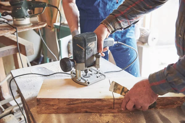 Ritratto Falegname Abiti Lavoro Nell Officina Della Falegnameria — Foto Stock