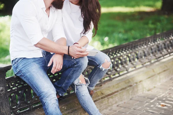 Casal Romântico Enyojing Momentos Felicidade Parque Conceito Estilo Vida Amor — Fotografia de Stock