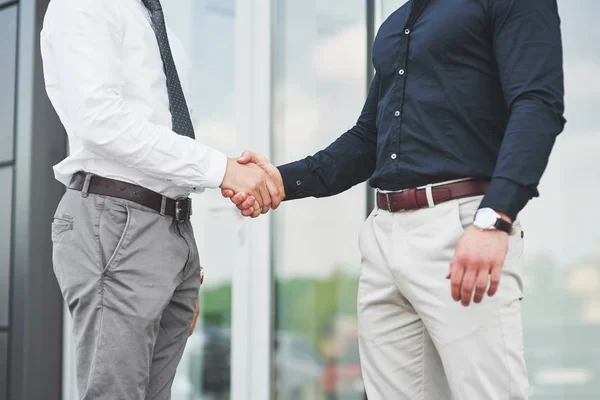 Handdruk Van Twee Mannen Succesvolle Zakelijke Contacten Een Goede Deal — Stockfoto
