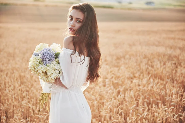 Günbatımında Buğday Tarlasında Koşan Beyaz Elbiseli Güzel Kız — Stok fotoğraf