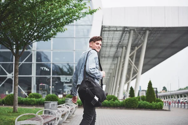 Joven Hermoso Hombre Aeropuerto Está Esperando Vuelo — Foto de Stock