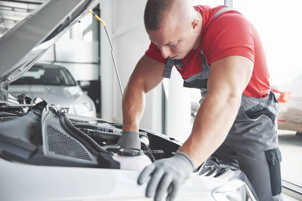 Automatyczny Mechanik Pracujący Garażu Usługi Naprawy — Zdjęcie stockowe