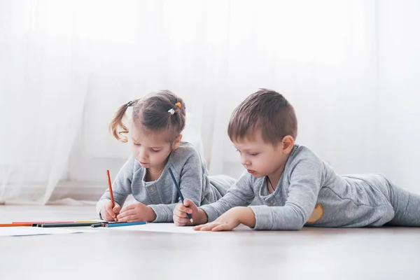 Los Niños Acuestan Suelo Pijama Dibujan Con Lápices Lindo Niño — Foto de Stock