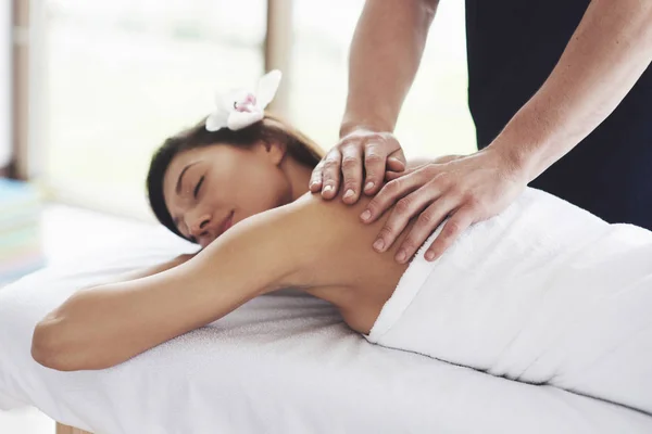 Mulher Bonita Relaxante Com Massagem Mãos Spa Beleza — Fotografia de Stock