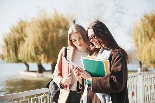 Chica Con Smartphone Muestra Algo Divertido Amigo Dos Estudiantes Femeninas —  Fotos de Stock