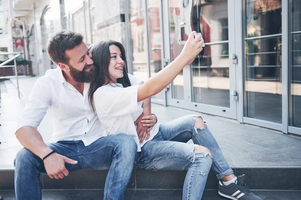 Een Mooi Koppel Maakt Een Foto Buiten — Stockfoto