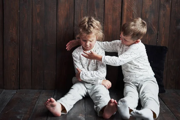 Dois Filhos Irmão Irmã Pijama Brincam Juntos Menina Está Triste — Fotografia de Stock