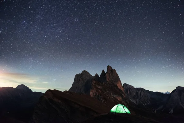 Kiváló Hely Éjszakai Fotó Seceda Dolomitokról Zöld Sátorban Pihenő Turisták — Stock Fotó