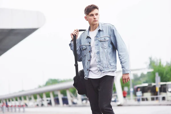 Joven Hombre Guapo Con Una Bolsa Hombro Apuro Aeropuerto — Foto de Stock