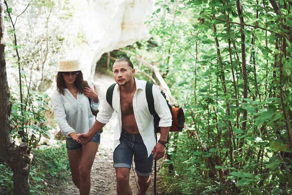 Dos Excursionistas Con Mochilas Espalda Naturaleza Hombre Mujer Tomados Mano —  Fotos de Stock