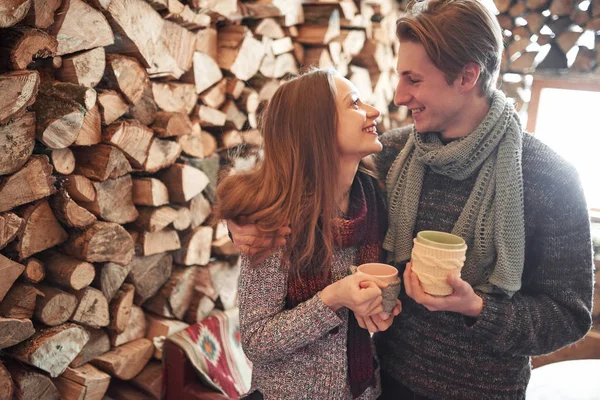 Casal Jovem Tomando Café Manhã Uma Cabine Romântica Livre Inverno — Fotografia de Stock