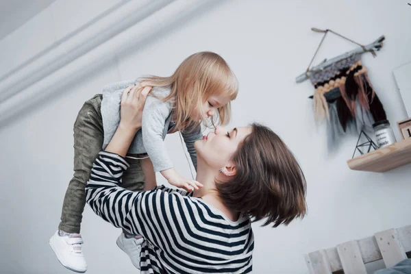 Felice Famiglia Amorevole Madre Sua Figlia Bambina Giocano Abbracciano — Foto Stock