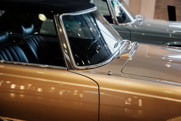 Side Förlora Upp Över Beige Retro Cabriolet Bil Med Svart — Stockfoto