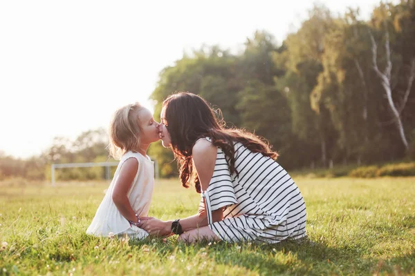 Mãe Feliz Filha Abraçando Parque Sol Fundo Verão Brilhante Ervas — Fotografia de Stock