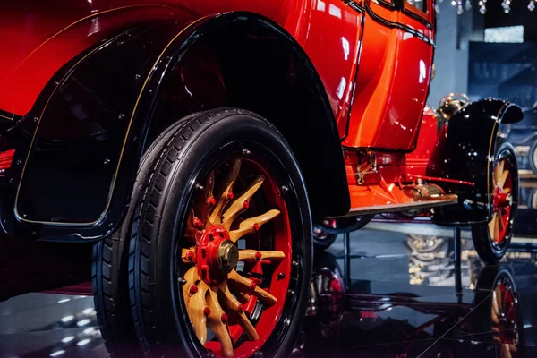 Фото Знизу Нижньої Частини Розкішного Червоного Старовинного Автомобіля — стокове фото