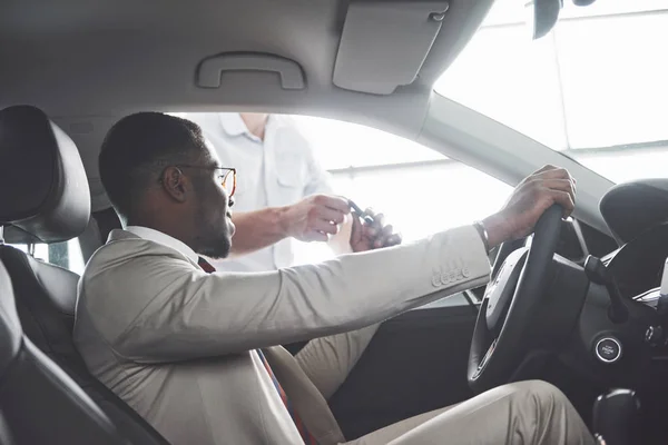 Junger Schwarzer Geschäftsmann Testfahrt Neues Auto Reicher Afrikanischer Amerikanischer Mann — Stockfoto