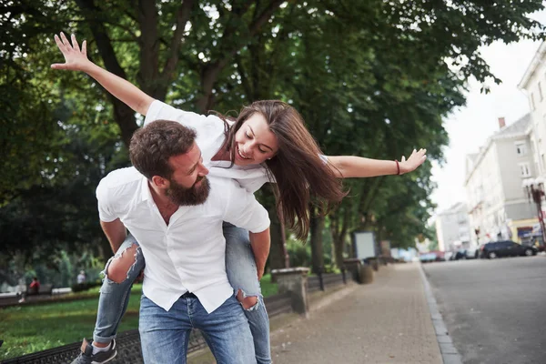 Genç Neşeli Bir Çift Güneşli Bir Günde Eğleniyor — Stok fotoğraf