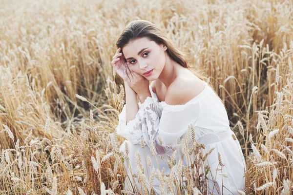 Beyaz Elbiseli Genç Duyarlı Kız Altın Buğday Tarlasında Poz Veriyor — Stok fotoğraf