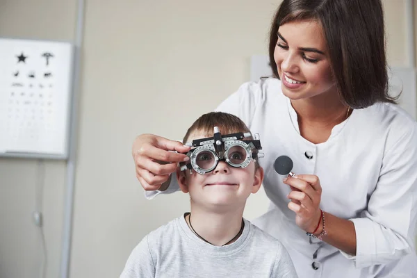 Eyes Wide Open Doctor Tuning Phoropter Determine Visual Acuity Little — 스톡 사진