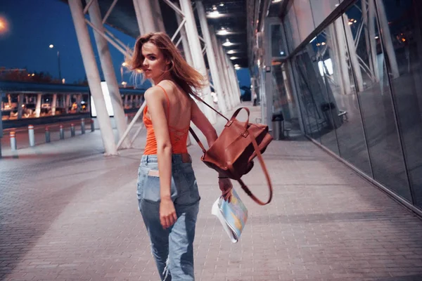 Sırt Çantalı Güzel Bir Kız Havaalanının Yanındaki Sokakta Dikiliyor Diğerlerinden — Stok fotoğraf