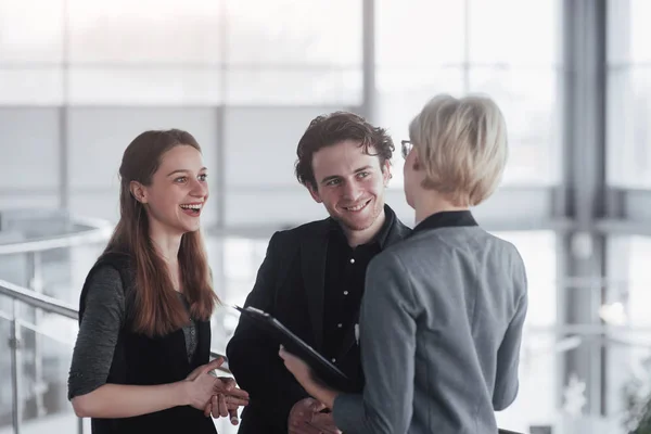 Concepto Negocio Tecnología Oficina Jefa Sonriente Hablando Con Equipo Negocios —  Fotos de Stock