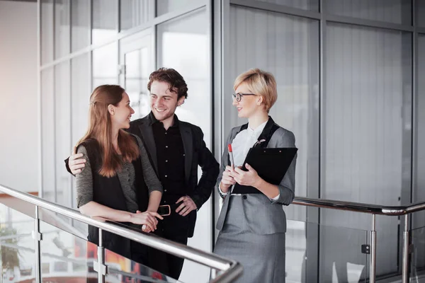 Giovani Colleghi Lavoro Sesso Maschile Femminile Che Discutono Pianificano Processo — Foto Stock