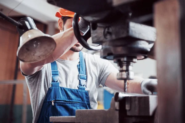 Ritratto Giovane Lavoratore Con Cappello Rigido Una Grande Fabbrica Riciclaggio — Foto Stock