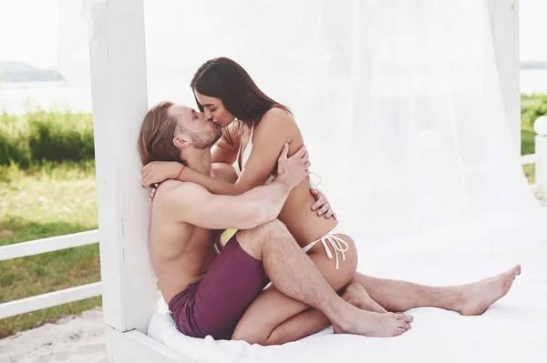 Belo Casal Relaxando Praia Vestindo Roupas Banho Ambiente Romântico — Fotografia de Stock