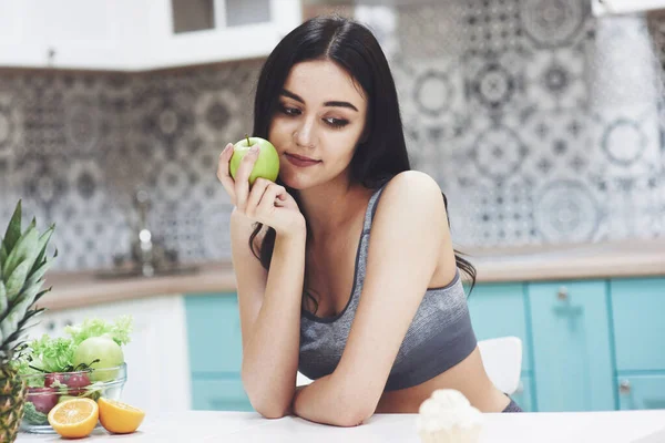 Schöne Frau Mit Gesundem Essen Obst Der Küche — Stockfoto