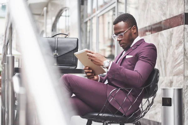 Ein Schöner Afrikanisch Amerikanischer Geschäftsmann Liest Einem Café Eine Speisekarte — Stockfoto