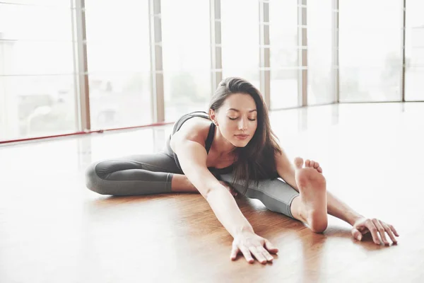 Estirar Una Gimnasta Hace Una División Cordel Gimnasio — Foto de Stock