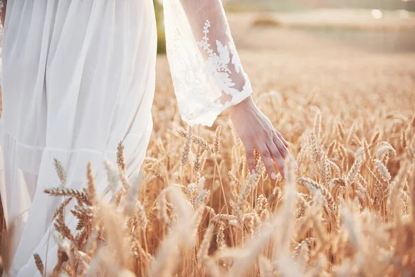 Een Mooi Meisje Een Witte Jurk Besteedt Haar Hand Aan — Stockfoto