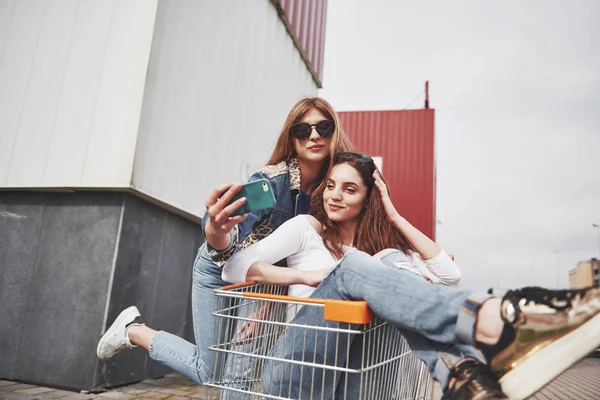 Deux Jeunes Femmes Heureuses Amusant Chariot Course Extérieur Faire Sephi — Photo