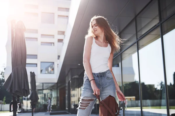 Belle Heureuse Jeune Étudiante Avec Sac Dos Près Campus Université — Photo